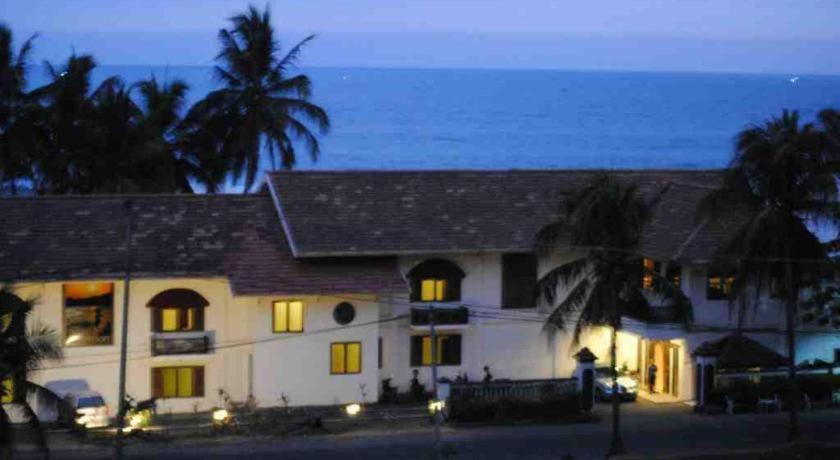 Hotel 77 Sunset Plaza Cisolok Exterior foto